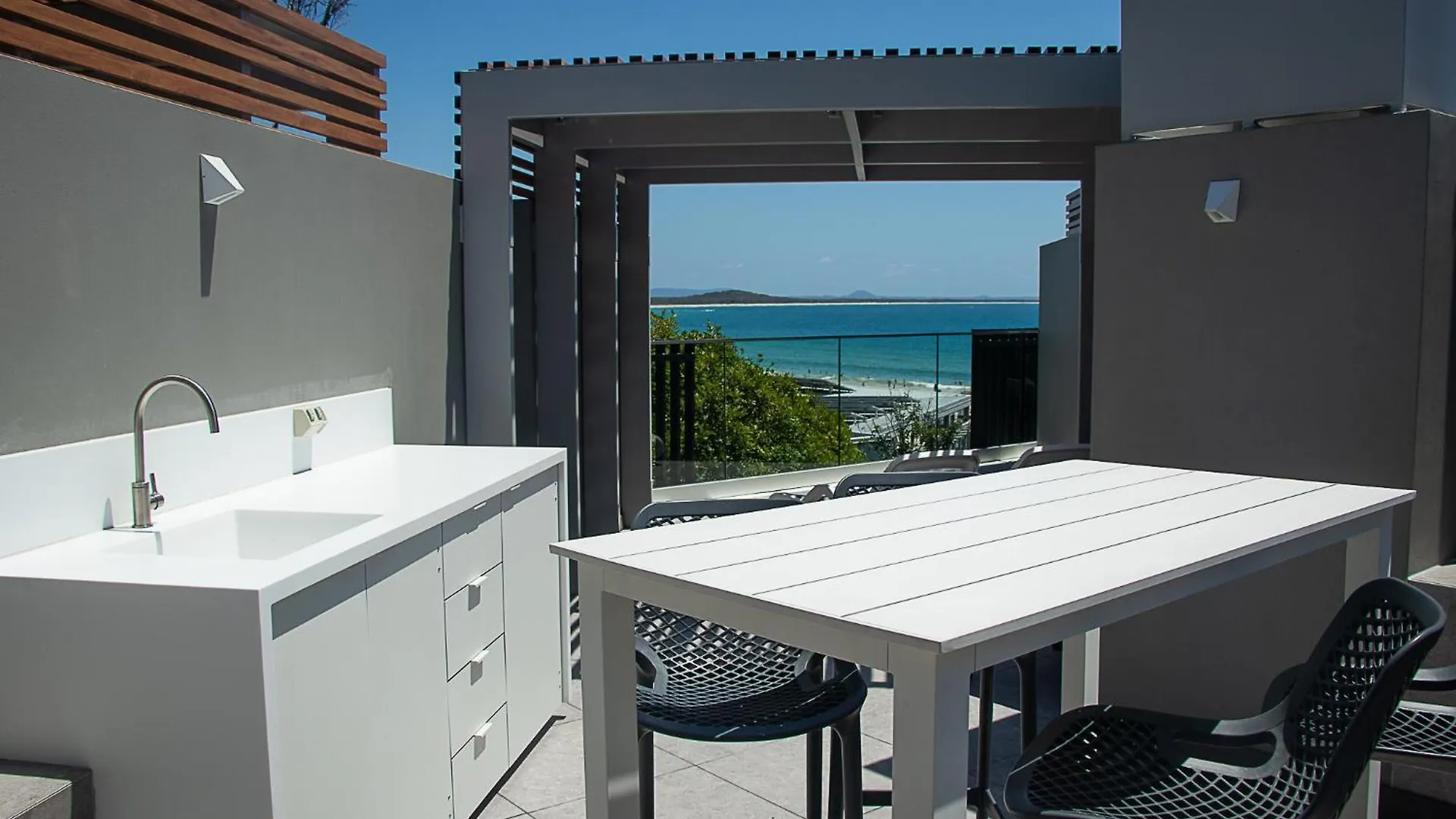 ****  Netanya Noosa Beachfront Resort Australia